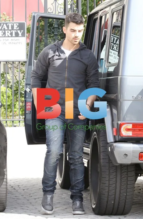 Joe Jonas arrives home, leaves Mercedes door open