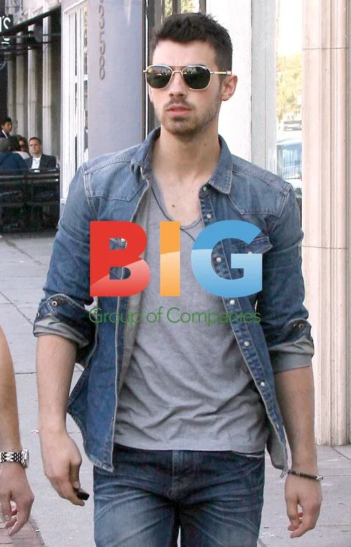 Joe Jonas Lunches with Friends