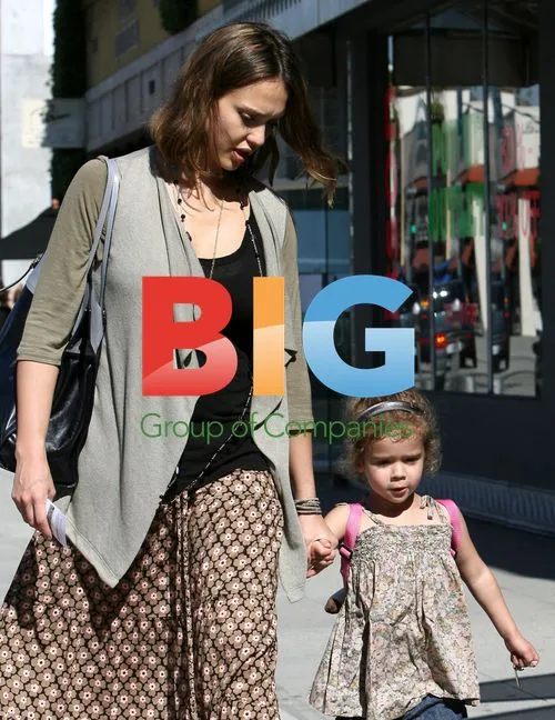 Jessica Alba and daughter at restaurant