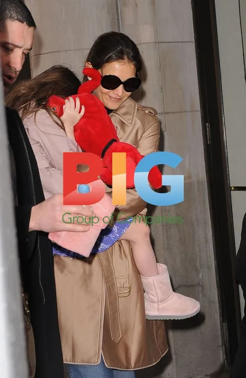 Katie Holmes and Suri Cruise Arrive for Helicopter Ride