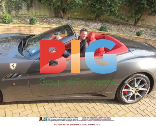 Peter Andre leaving home in Ferrari