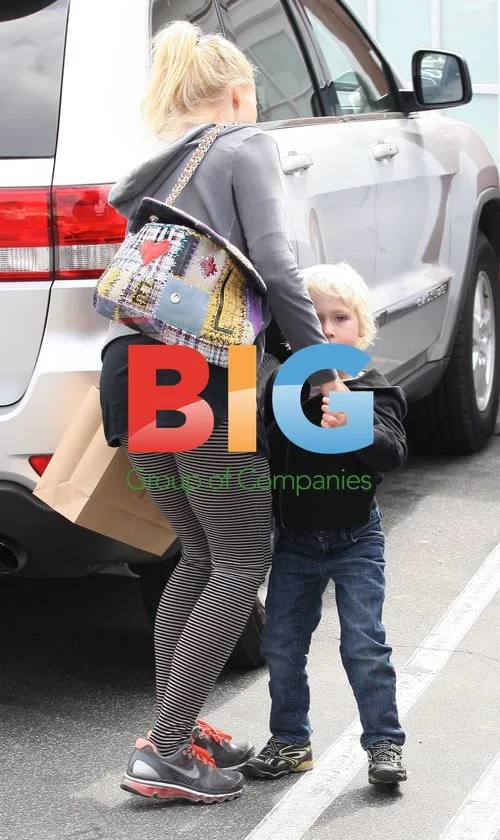Naomi Watts carrying son Sasha