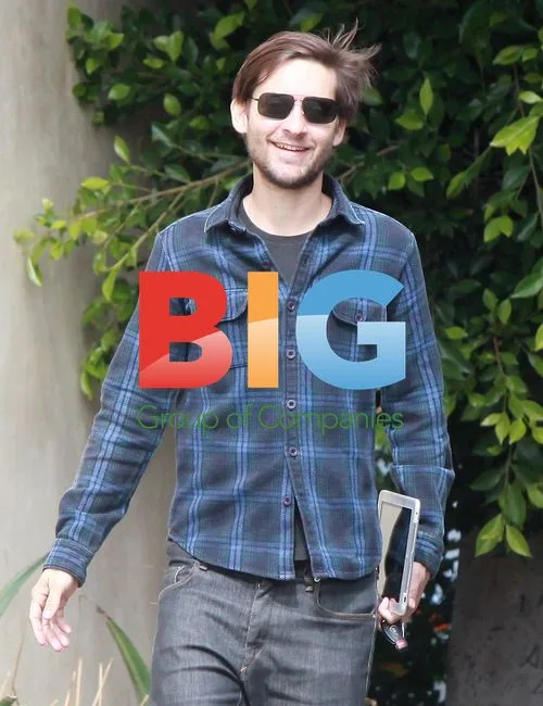 Tobey Maguire and Wife Jennifer Meyer-Maguire Leave Cafe