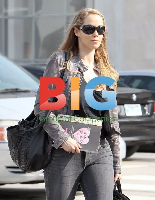 Elizabeth Berkley Holds 'Ask Elizabeth' Notebook
