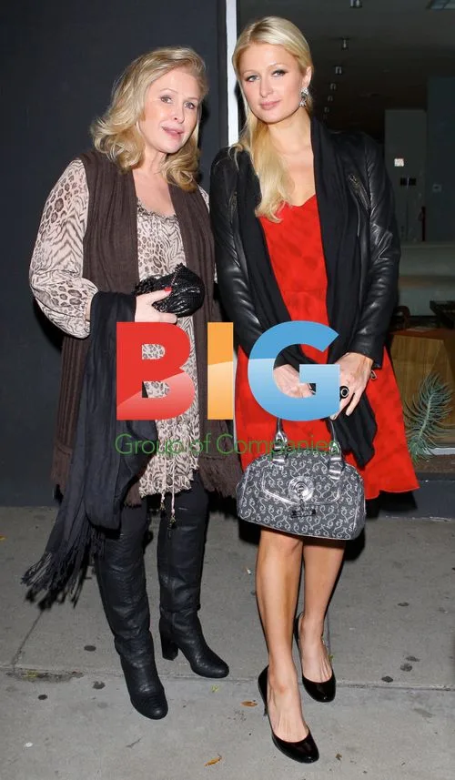 Paris and Nicky Hilton dine with parents