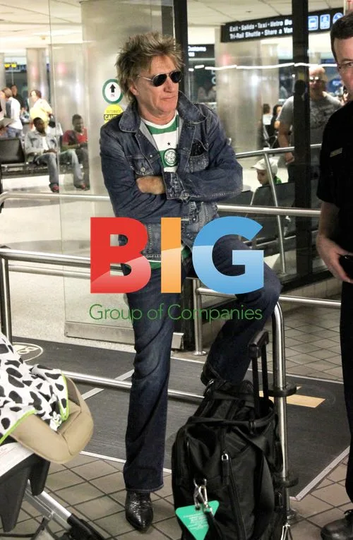 Rod Stewart arrives with family at Miami airport