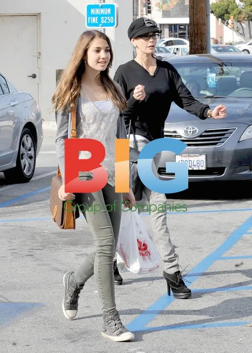 Teri Hatcher Shopping with Daughter
