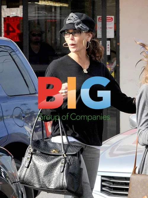 Teri Hatcher Shopping with Daughter