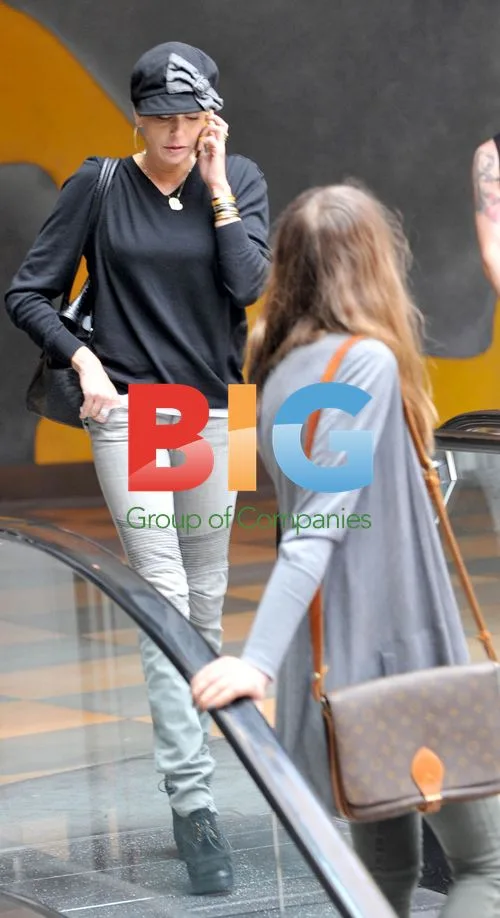 Teri Hatcher and daughter shopping