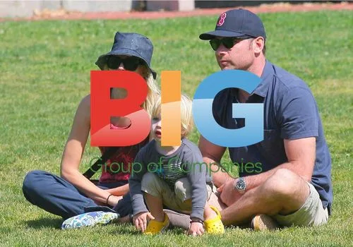Naomi Watts & Liev Schreiber at Farmers Market
