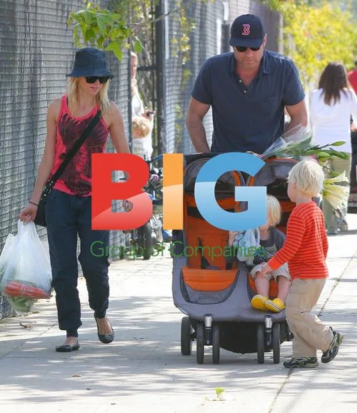 Naomi Watts and Liev Schreiber at Farmers Market