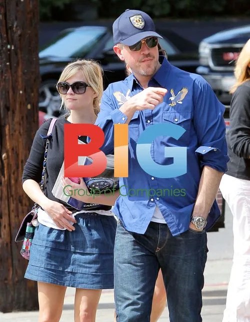 Reese Witherspoon Lunches with Friends