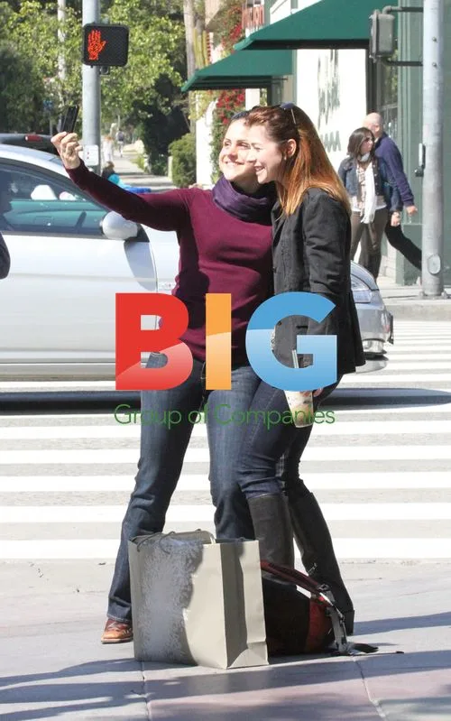 Alyson Hannigan shops with family