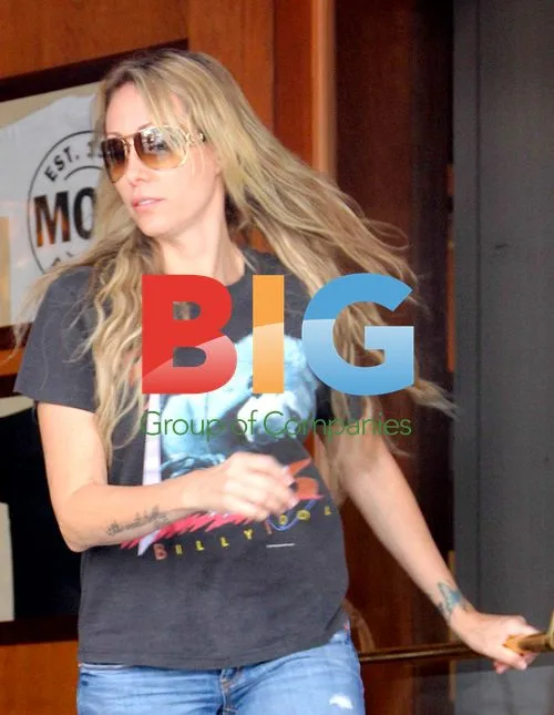 Miley Cyrus and Mom Grab Bite