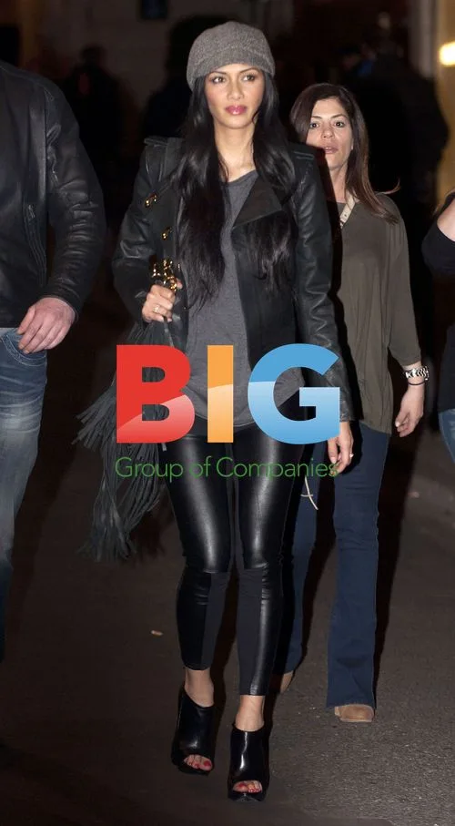 Nicole Scherzinger leaves Paris restaurant