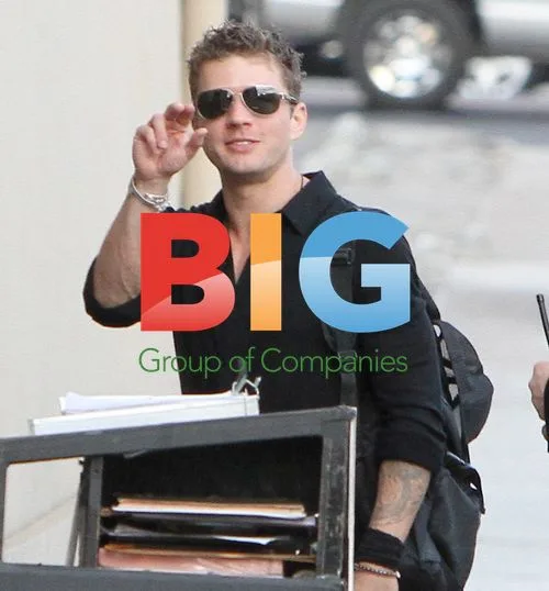 Ryan Phillippe waves to fans amid pregnancy rumors