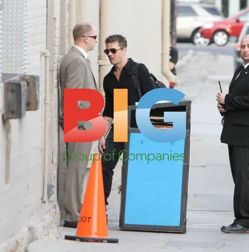 Ryan Phillippe waves to fans amid pregnancy rumors