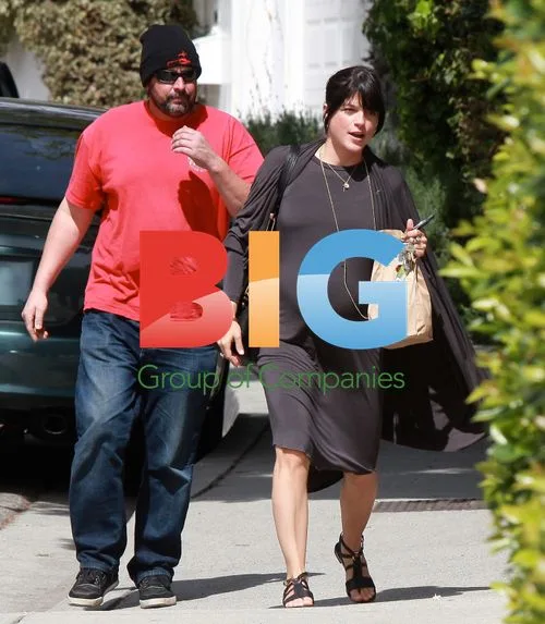 Pregnant Selma Blair Runs Errands