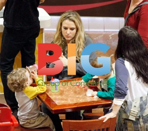 Brooke Mueller with sons at mall