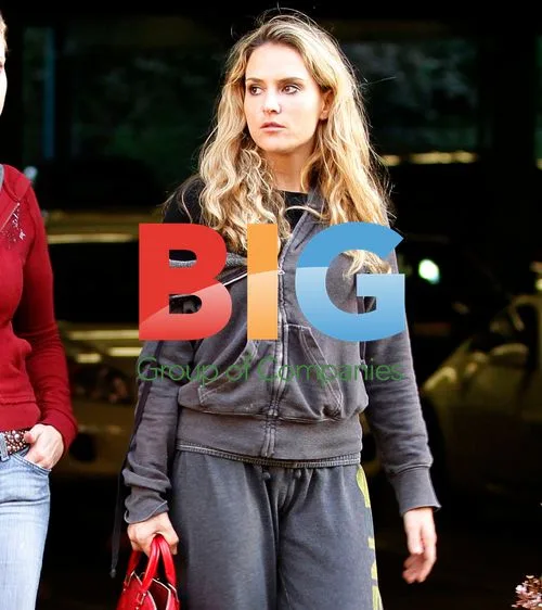 Brooke Mueller with sons at mall