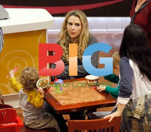 Brooke Mueller with sons at mall