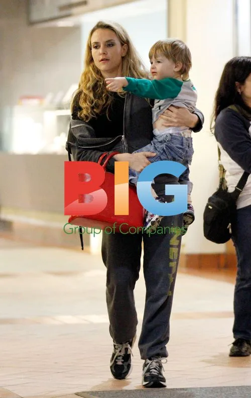 Brooke Mueller spends time with sons at mall