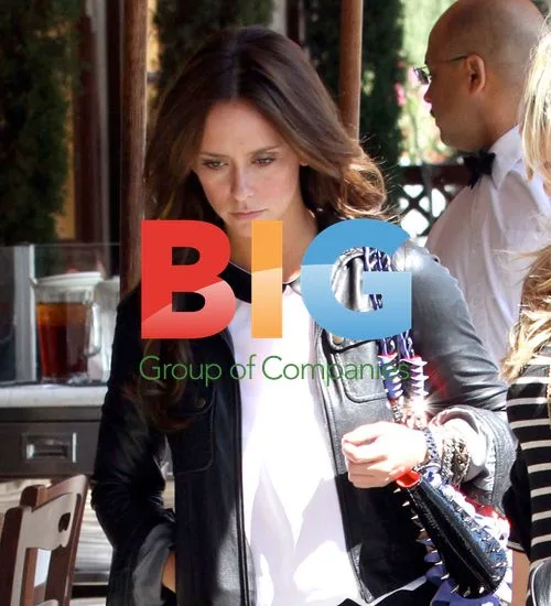 Jennifer Love Hewitt Gets Lunch With Friend