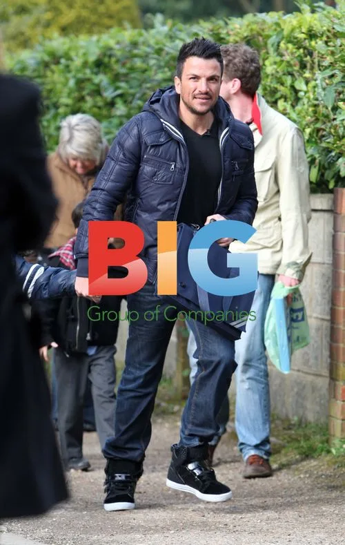 Peter Andre takes son to school