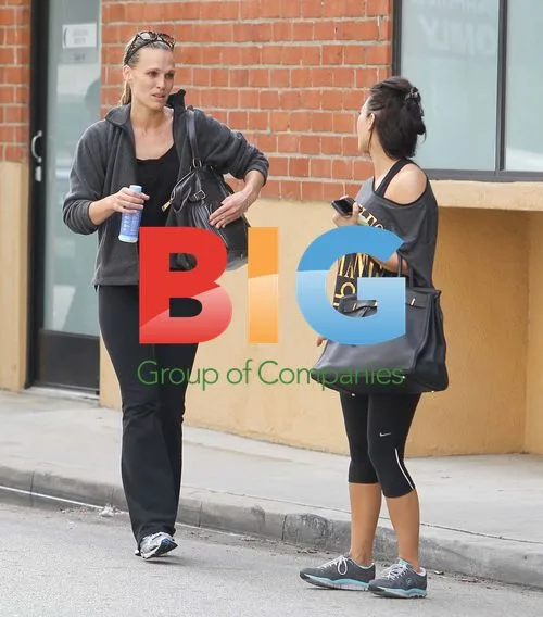 Kim Kardashian and Molly Sims Chatting Outside Gym