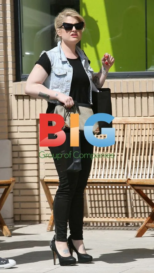 Kelly Osbourne Out Shopping with Boyfriend
