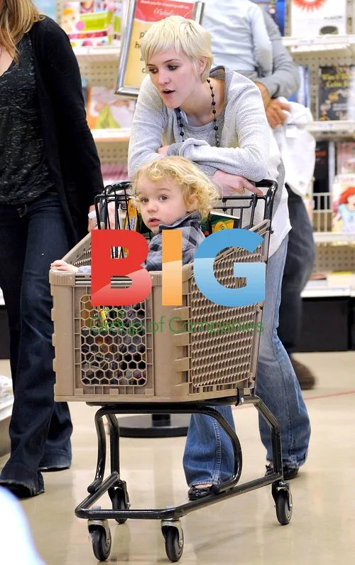 Ashlee Simpson Shopping with Son