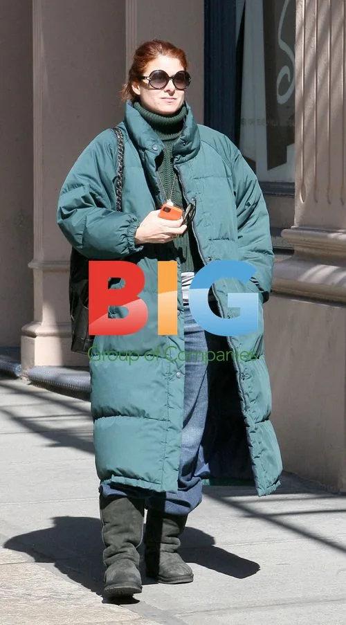 Debra Messing, no make up in Soho