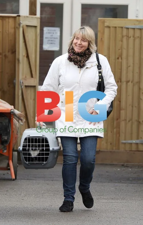 Fern Britton Arriving at Veterinary Clinic with Cat