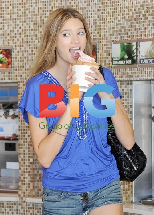 Victoria\'s Secret Model Kylie Bisutti Eats Yogurt