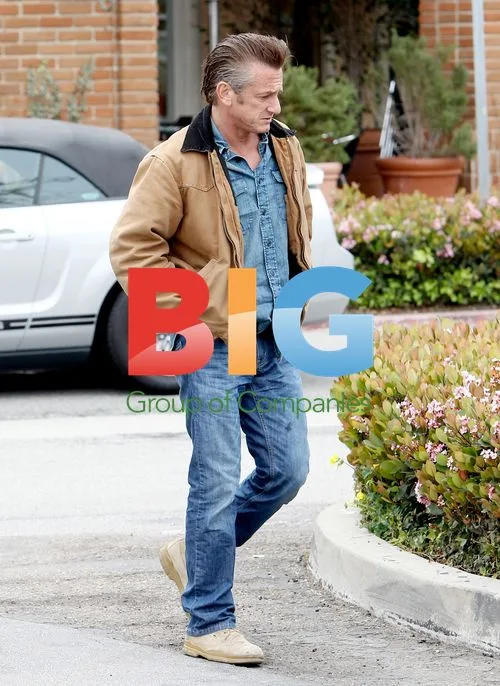 Sean Penn and family out for lunch in Malibu