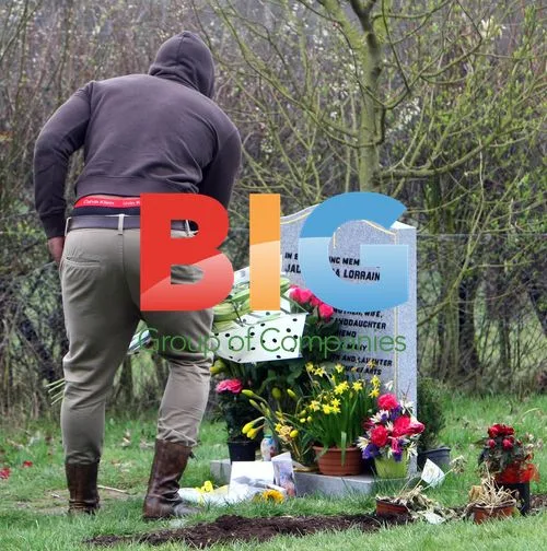 Jade Goody's Friends Visit Grave