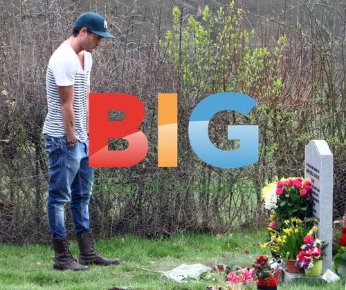 Jack Tweed visits Jade Goody's grave