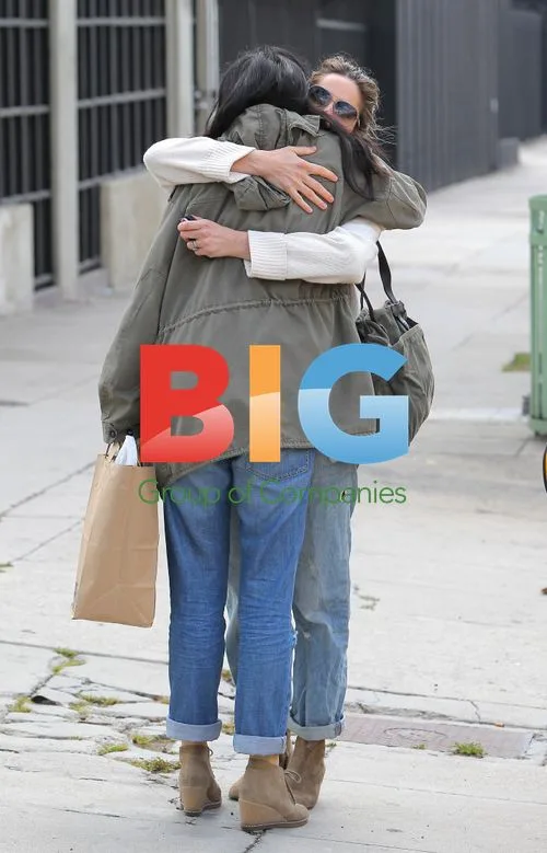 Amanda Peet takes cab in LA