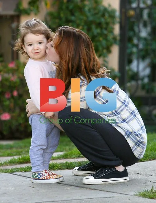 Alyson Hannigan plays with daughter Satyana