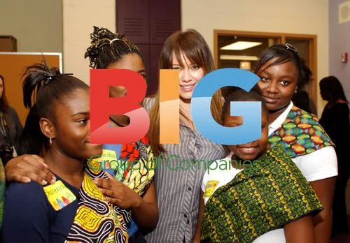 Hilary Duff Volunteers at Chicago School