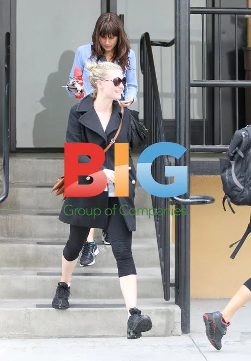 Kirsten Dunst Leaves Gym with Friends