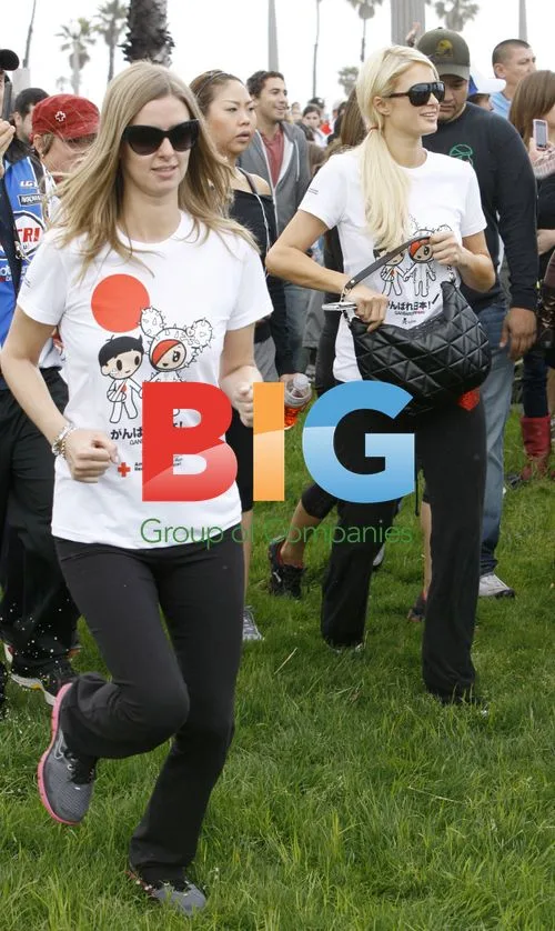 Nicky & Paris Hilton Run in Charity Race