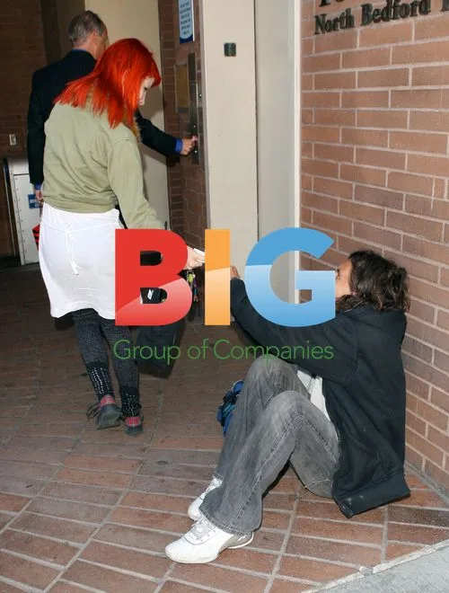 Hayley Williams Gives to Homeless in Beverly Hills