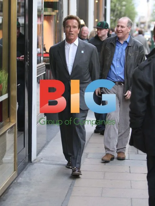 Schwarzenegger Window Shopping in London