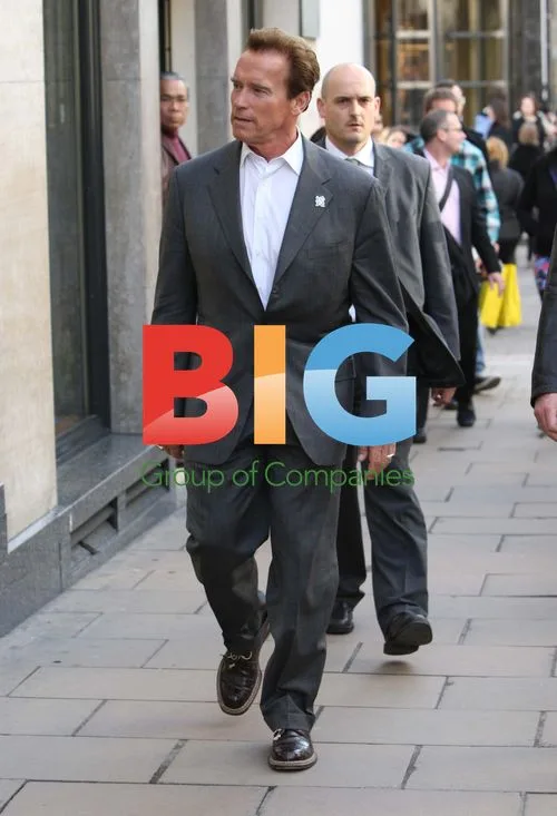 Schwarzenegger Window Shopping in London