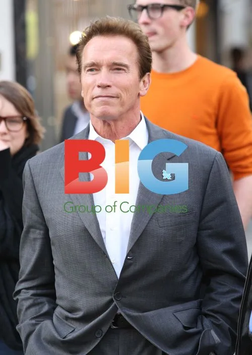 Schwarzenegger Window Shopping in London