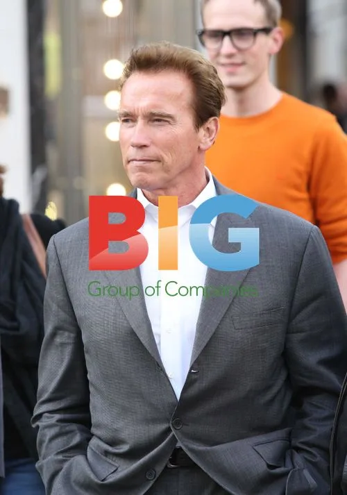 Schwarzenegger Window Shopping in London