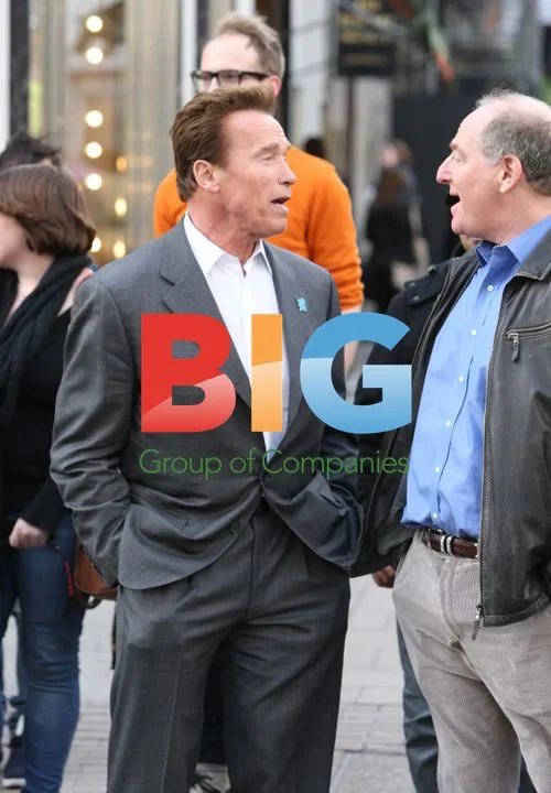Schwarzenegger window shopping in London