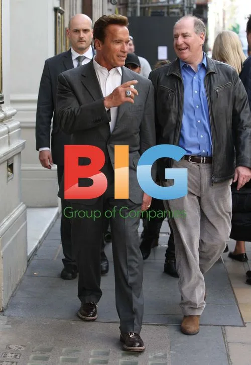 Schwarzenegger Window Shopping in London