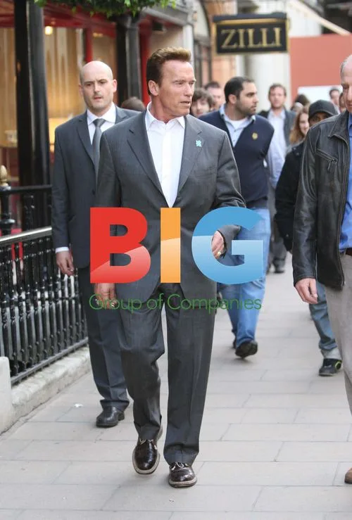 Schwarzenegger Window Shopping in London